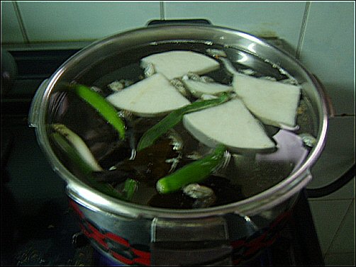 수제비칼국수는 그 무엇보다도 맛국물을 잘 우려내야 한다 